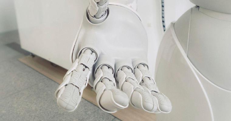 Eine Roboterhand eines weißen Roboters, der die Hand ausstreckt