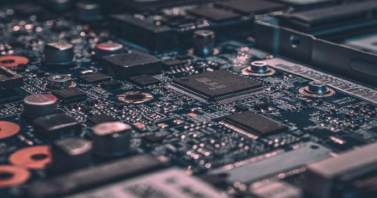 Nahaufnahme eines Motherboards mit elektronischen Bauteilen