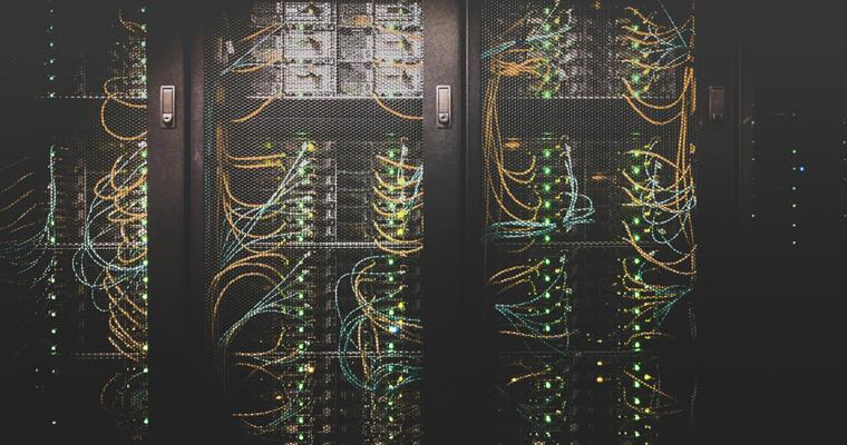 Server-Rack, an das zahlreiche Kabel und Leitungen angeschlossen sind