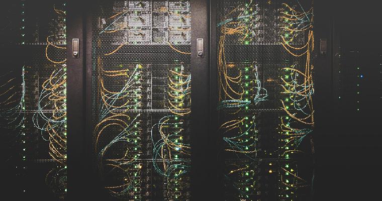 Server-Rack, an das zahlreiche Kabel und Leitungen angeschlossen sind