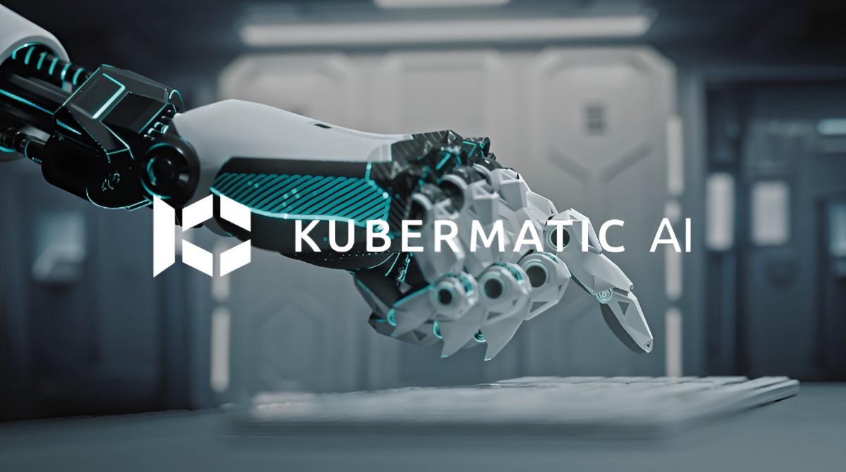 Eine Roboterhand, die nach einer Tastatur greift, überlagert mit dem Kubermatic-AI-Logo