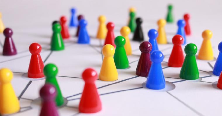 Verschiedene bunte Objekte, die durch ein Netzwerk miteinander verbunden sind