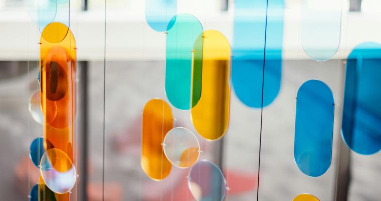 Bunte Lichter in Form von Pillen