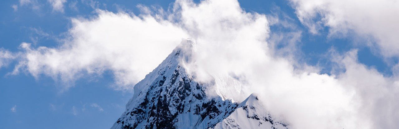 Mit Schnee bedeckte Berggipfel im Hintergrund