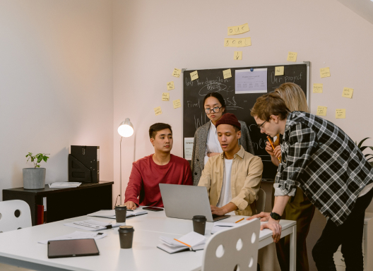 Menschen, die in der Nähe des Laptops diskutieren