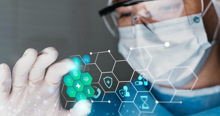 Pharmazeutischer Experte im Zusammenspiel mit der Technologie