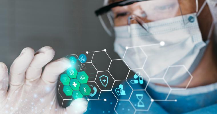 Pharmazeutischer Experte im Zusammenspiel mit der Technologie