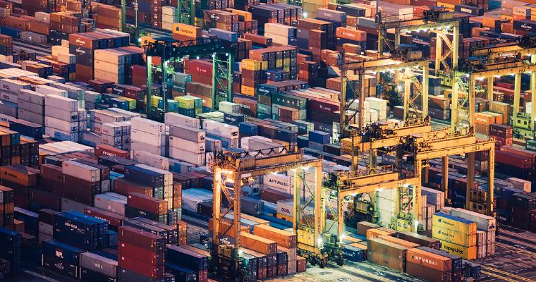 Hunderte von Containern in einem Hafen