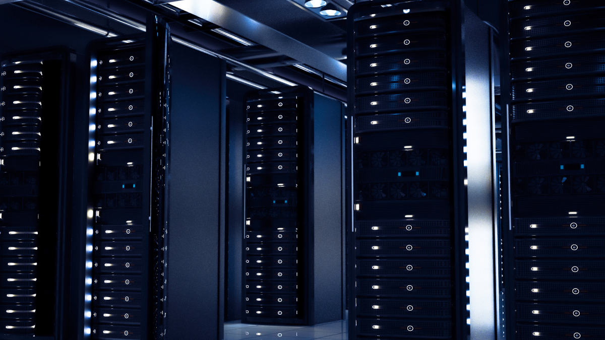Racks mit Serverhardware, an denen blaue Lichter leuchten