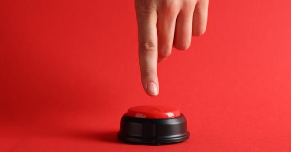 Mit der Hand einen roten Knopf drücken