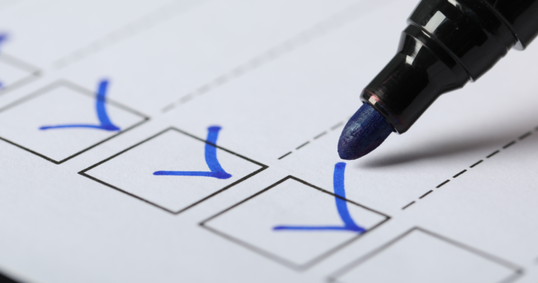 Markierung von Kästchen auf einer Checkliste zur Einhaltung von Vorschriften
