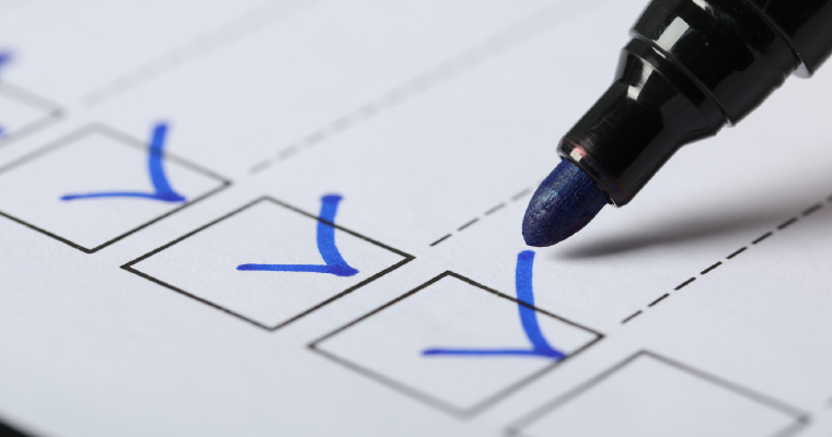 Markierung von Kästchen auf einer Checkliste zur Einhaltung von Vorschriften
